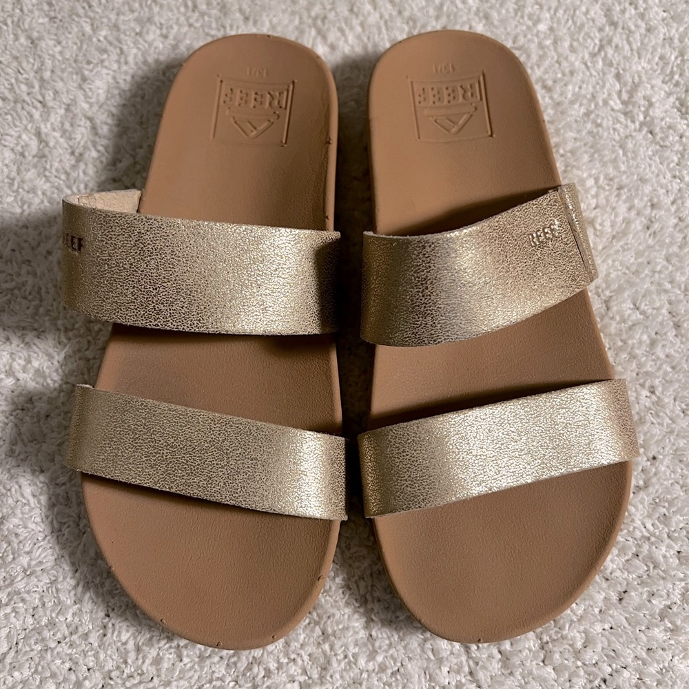 Little girls size 13/1 Reef sandals.